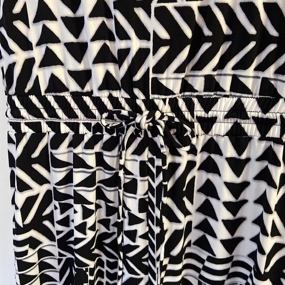 NWT Calvin Klein Black & Cream Sleeveless Jumpsuit Size 10 - Picture 3 of 9
